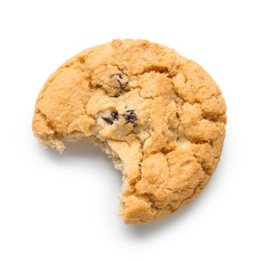 Beyaz arka planda kuru üzümlü ısırık kurabiyesi