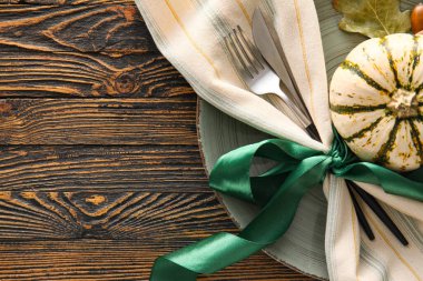 Masa düzeniyle kompozisyon ve ahşap zemin üzerinde balkabağı, üst görünüm