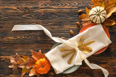 Ahşap zemin üzerinde tablo ayarı ve sonbahar dekoru ile kompozisyon