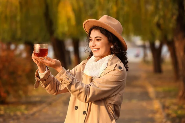 Mulher Bonita Bebendo Chá Livre — Fotografia de Stock