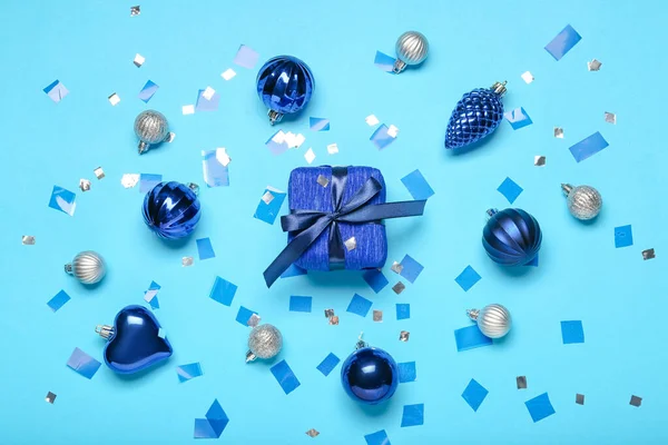 青色の背景にクリスマスのギフトボックスとボールと構成 — ストック写真