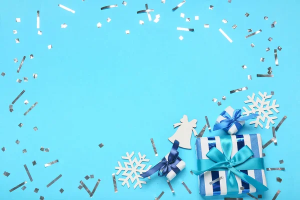 Composición Con Cajas Regalo Navidad Confeti Sobre Fondo Azul —  Fotos de Stock