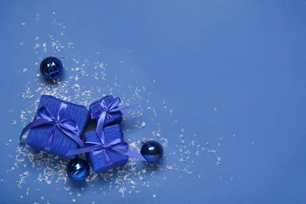 Composição Com Caixas Presente Natal Bolas Fundo Azul — Fotografia de Stock