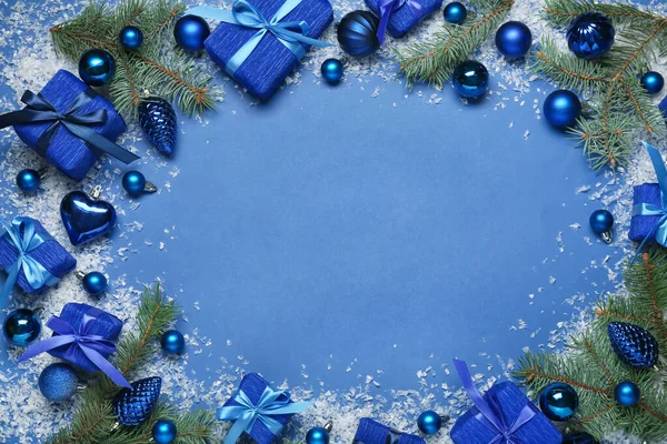 Frame Gemaakt Van Kerstcadeaus Sparren Takken Ballen Blauwe Achtergrond — Stockfoto