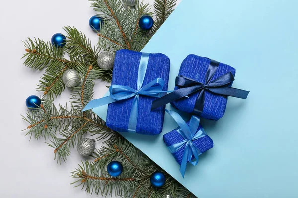 Σύνθεση Χριστουγεννιάτικα Κουτιά Δώρου Κλαδιά Ελάτης Και Μπάλες Φόντο Χρώματος — Φωτογραφία Αρχείου