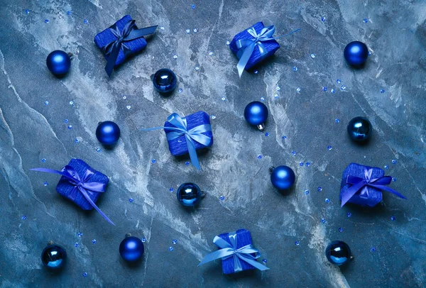 青色の背景にクリスマスのギフトボックスやボールと構成 — ストック写真