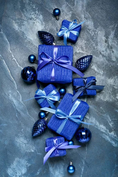 Composição Com Caixas Presente Natal Bolas Fundo Azul — Fotografia de Stock