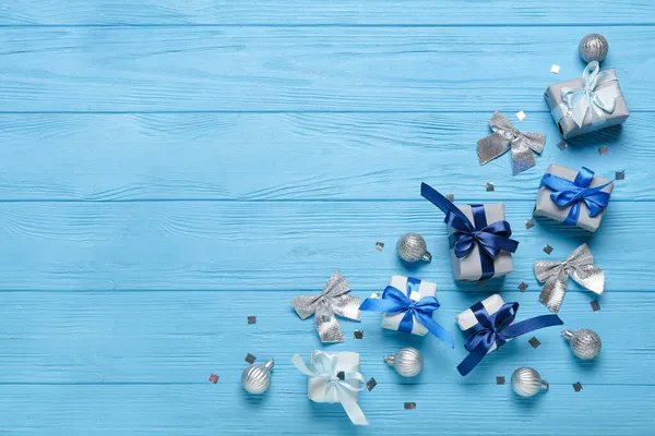 Composição Com Caixas Presente Natal Bolas Fundo Madeira Azul — Fotografia de Stock