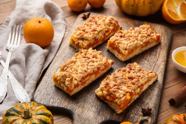 Board Pieces Tasty Pumpkin Pie Wooden Background — Stock Photo, Image