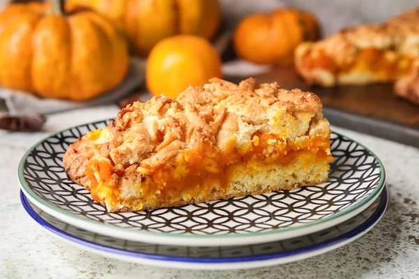 Tabakta taze kabak turtası var.