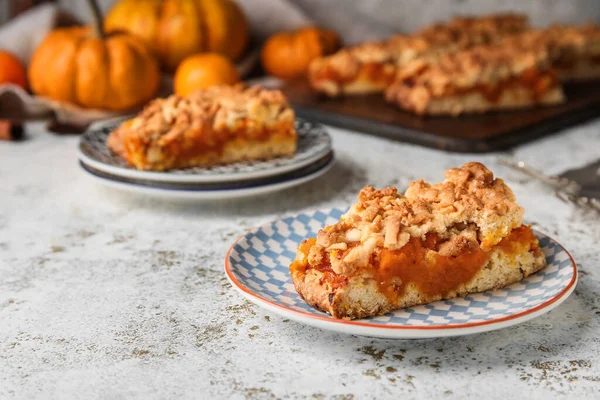 Tabaklar taze balkabağı turtası ile masada