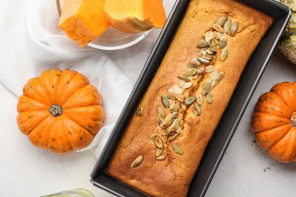 Plat Cuisson Avec Délicieuse Tarte Citrouille Sur Fond Blanc Gros — Photo