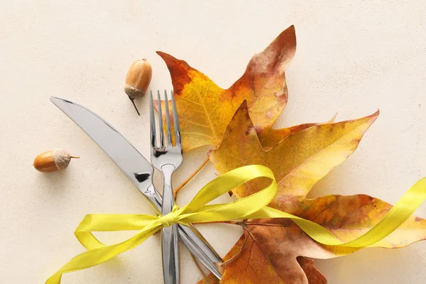 テーブルの設定と秋の光の背景に葉と構成 トップビュー — ストック写真
