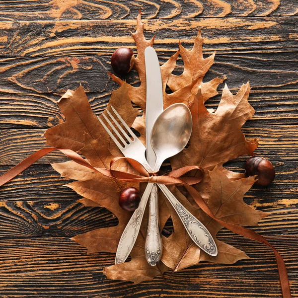 Komposition Mit Tischdekoration Kastanien Und Herbstblättern Auf Holzgrund — Stockfoto