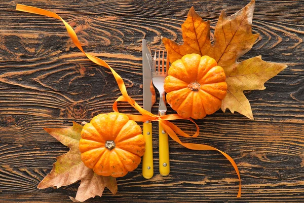 Composición Con Mesa Calabazas Hojas Otoño Sobre Fondo Madera — Foto de Stock