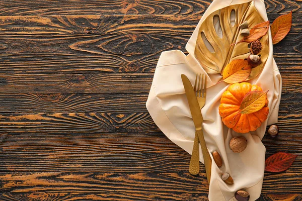 木製の背景にテーブルの設定と秋の装飾と構成 — ストック写真