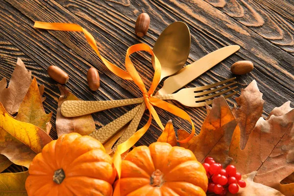 木製の背景にテーブル設定 カボチャと秋の葉と構成 — ストック写真