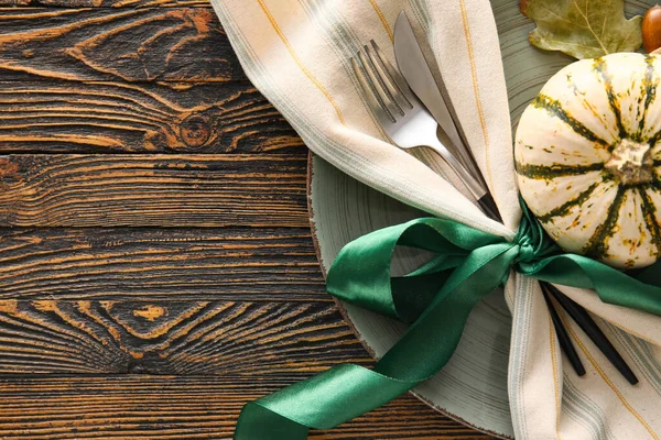 Masa düzeniyle kompozisyon ve ahşap zemin üzerinde balkabağı, üst görünüm