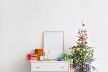 Odanın çekmecesine yakın gökkuşağı desenli Noel ağacı. Noel ve LGBT kavramı