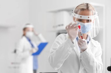 Laboratuvarda covid-19 örneği olan bir bilim adamı var.