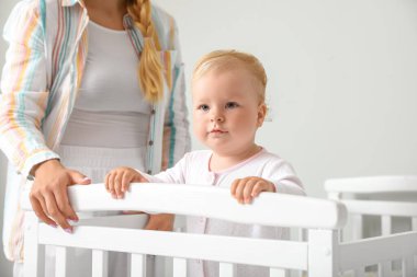 Annesi ve beşiğindeki küçük tatlı bebeği