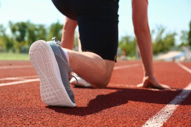 Stadyumda atlet başlangıç pozisyonunda