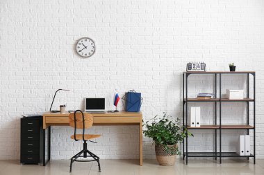 Rus bayrağıyla modern ofisin içi