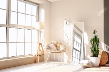 Kaktüslü şık bir oturma odası.