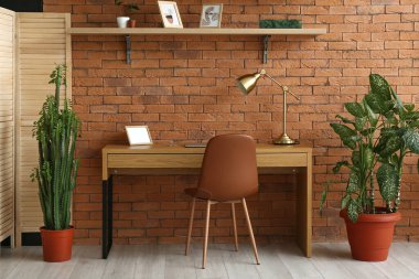 Çalışma odasının iç tarafındaki yeşil bitkiler