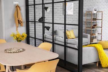 Yemek masası olan modern stüdyo daire.