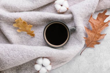Pamuk çiçekler ve arka planda bir fincan kahve.