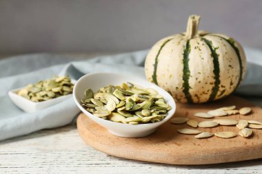 Masada bir kase kabak tohumu