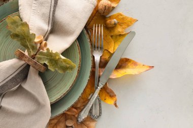 Beyaz arkaplanda tablo ayarı ve sonbahar dekoruna sahip kompozisyon, yakın plan