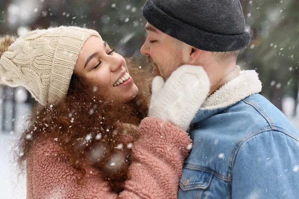 Feliz Pareja Joven Bosque Día Invierno — Foto de Stock