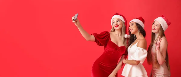 Hermosas Mujeres Jóvenes Los Sombreros Santa Tomar Selfie Fondo Color —  Fotos de Stock