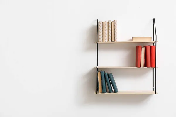 Moderne Planken Met Boeken Hangend Aan Een Lichtmuur — Stockfoto