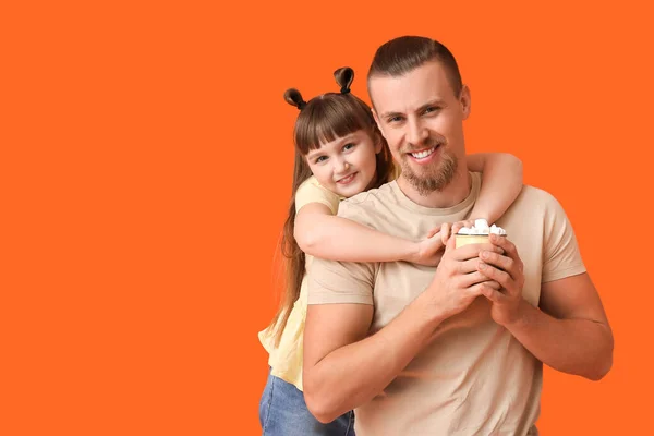快乐的女儿和父亲 带着一杯色彩艳丽的热可可 — 图库照片