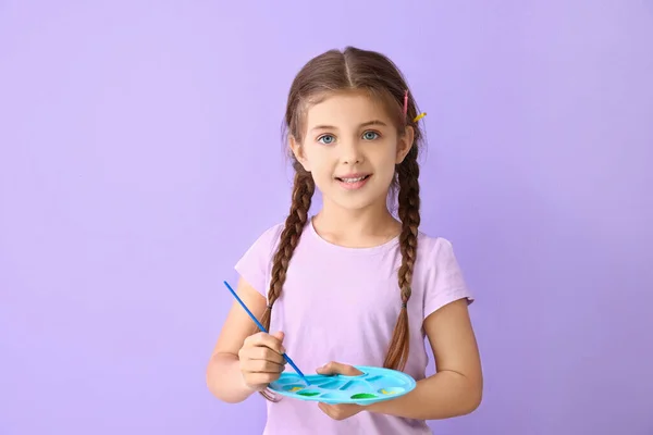 Cute Little Girl Paint Palette Brush Lilac Background — Stock Photo, Image