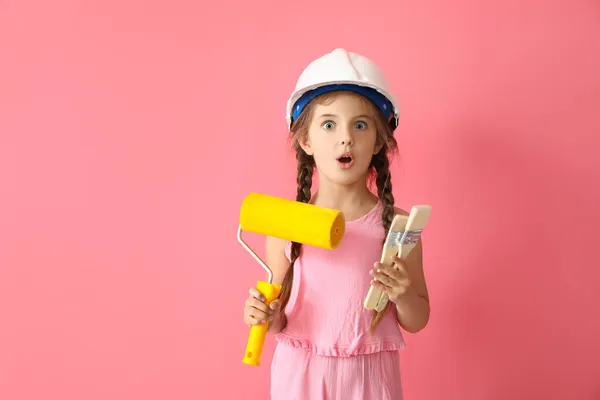 Överraskad Liten Flicka Med Färg Roller Och Borstar Rosa Bakgrund — Stockfoto