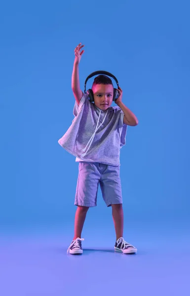Netter Tanzender Afroamerikanischer Junge Mit Kopfhörern Auf Farbigem Hintergrund — Stockfoto