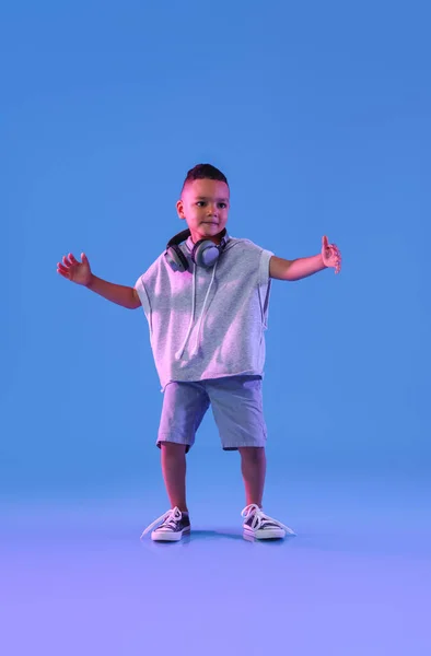 Lindo Niño Afroamericano Bailando Sobre Fondo Color —  Fotos de Stock