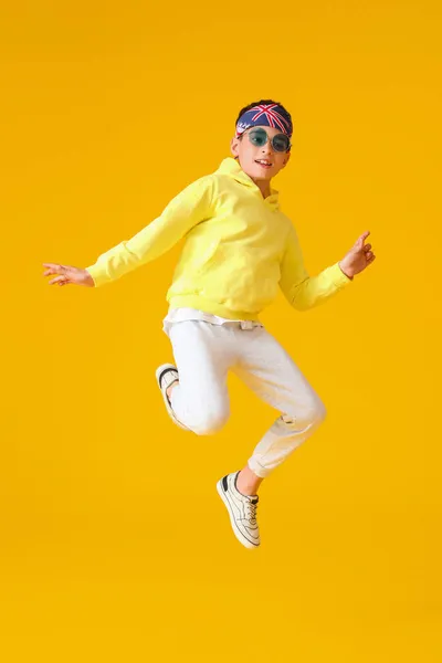 Hoppande Liten Dansare Färg Bakgrund — Stockfoto