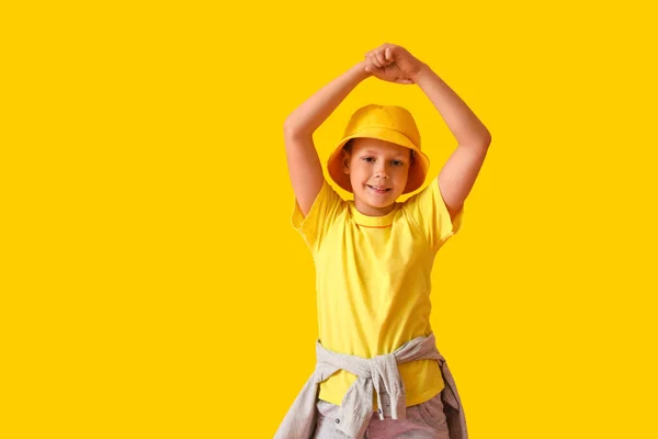 Dansande Liten Pojke Färg Bakgrund — Stockfoto