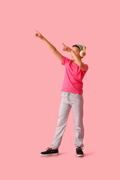 Cool Dansende Kleine Jongen Met Hoofdtelefoon Kleur Achtergrond — Stockfoto