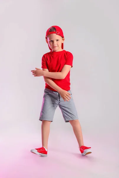 Roztomilý Malý Chlapec Tančí Šedém Pozadí — Stock fotografie