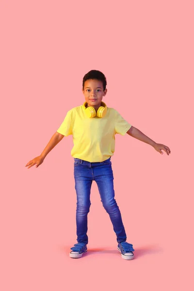 Bailando Chico Afroamericano Sobre Fondo Color —  Fotos de Stock