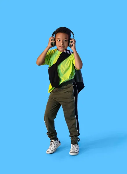Χορεύοντας Αφρο Αμερικανός Αγόρι Ακούγοντας Μουσική Στο Φόντο Χρώμα — Φωτογραφία Αρχείου