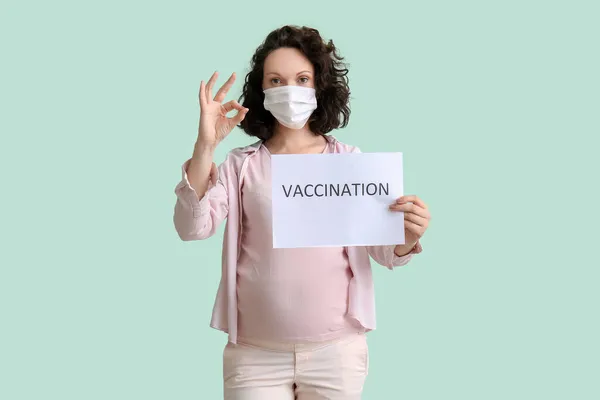 Mujer Embarazada Joven Sosteniendo Papel Con Palabra Vaccinación Sobre Fondo — Foto de Stock