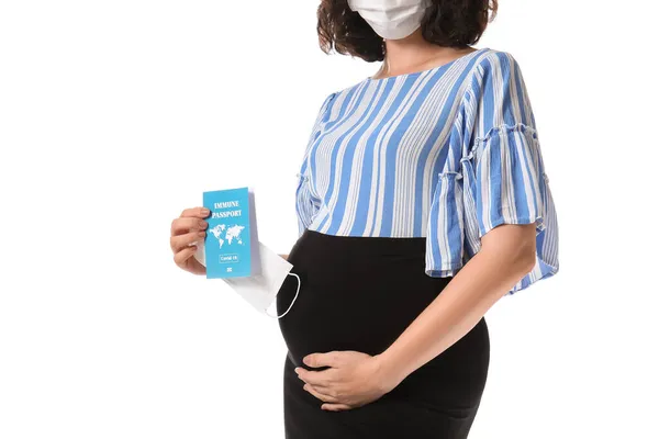 戴医疗面罩 持白色背景豁免护照的年轻孕妇 — 图库照片