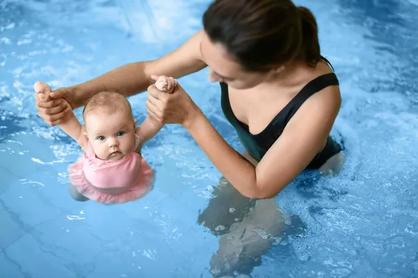 Niedliches Baby Mit Mutter Schwimmbad — Stockfoto
